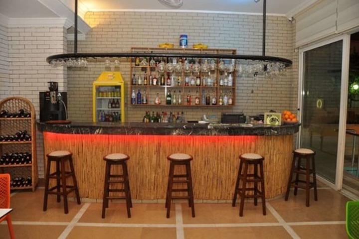 Swim-up bar
