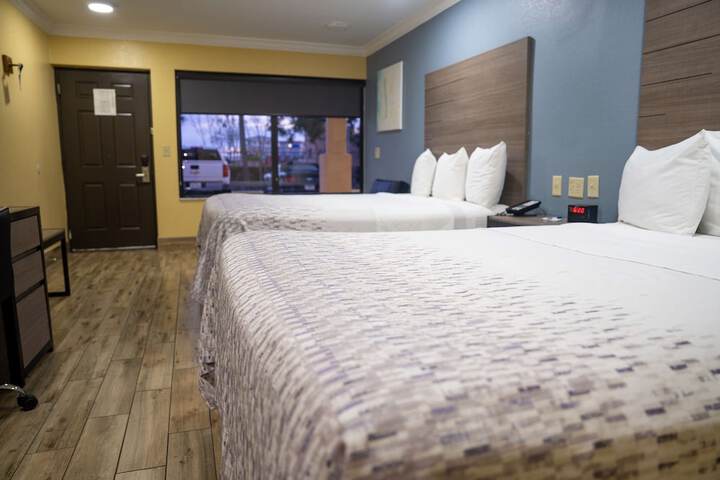 2 Queen Beds (7 of 8)