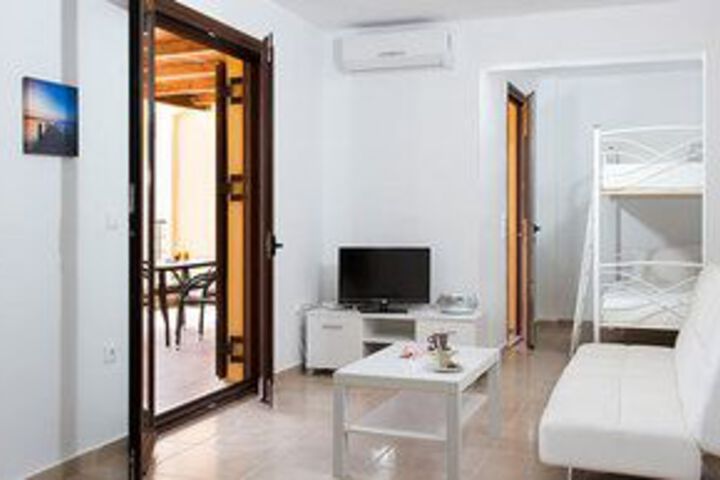 Room 8 of 10