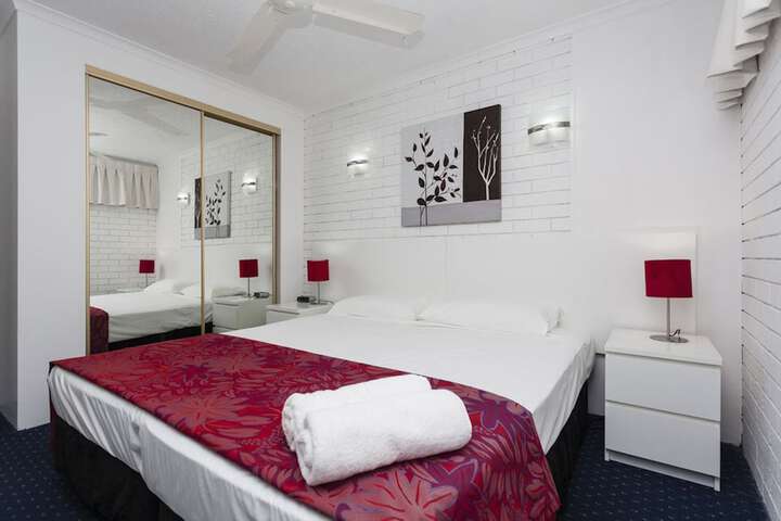Room 6 of 76