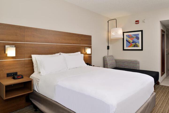 2 Queen Beds (8 of 25)