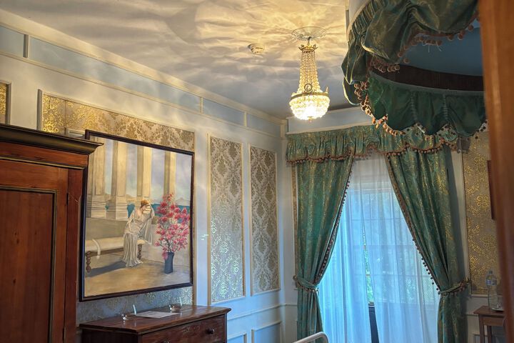 Room 10 of 17