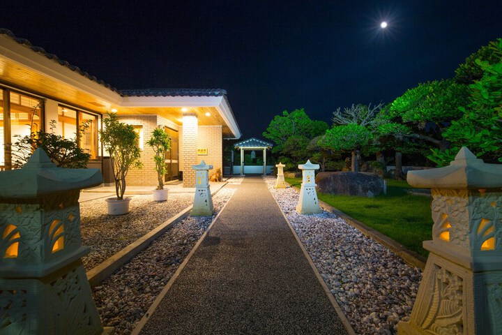 Hotel Exterior 19 of 22