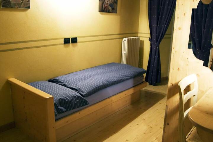 Room 11 of 30