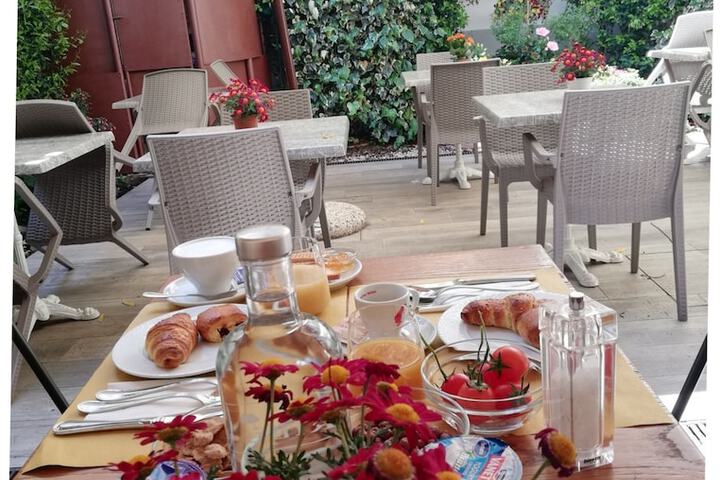 Breakfast/Coffee Service 81 of 90