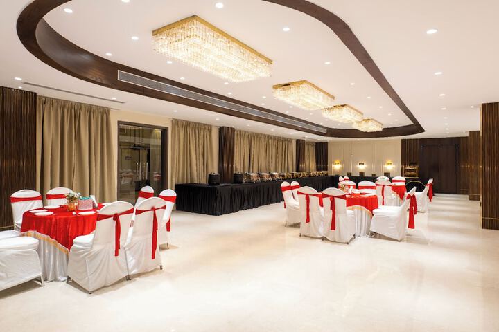 Ballroom/Hall 28 of 30