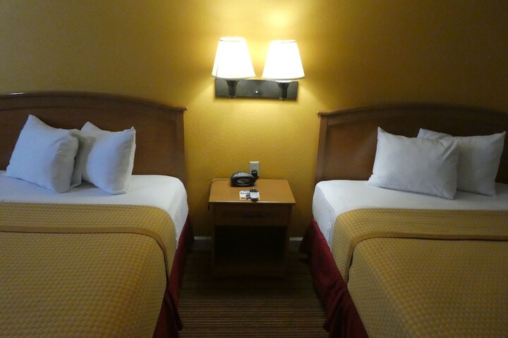 2 Queen Beds (2 of 7)