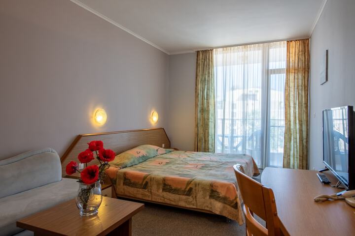 Room 8 of 33