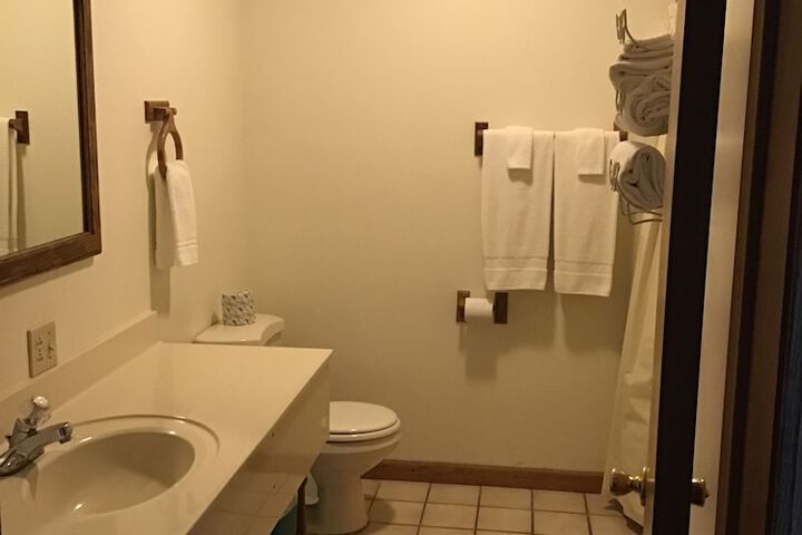 Room 6 of 9