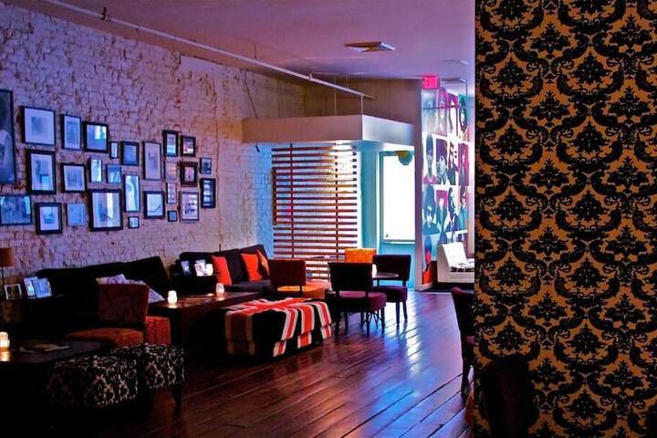 Lobby lounge