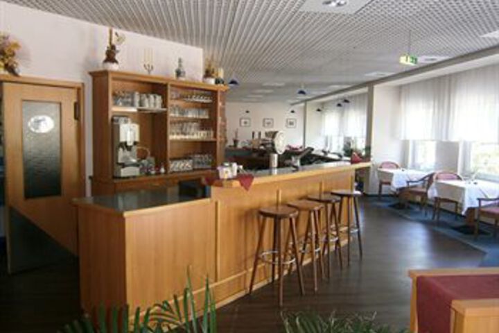 Lounge 6 of 15