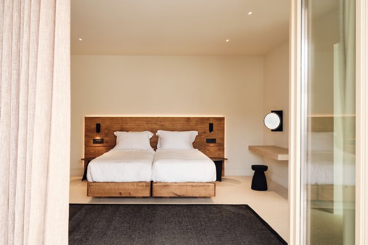 Room 25 of 251