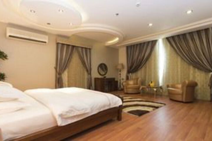 Room 12 of 38