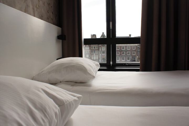 Room 51 of 94
