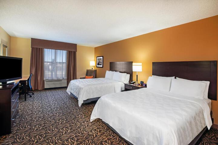 1 Queen Bed (7 of 9)