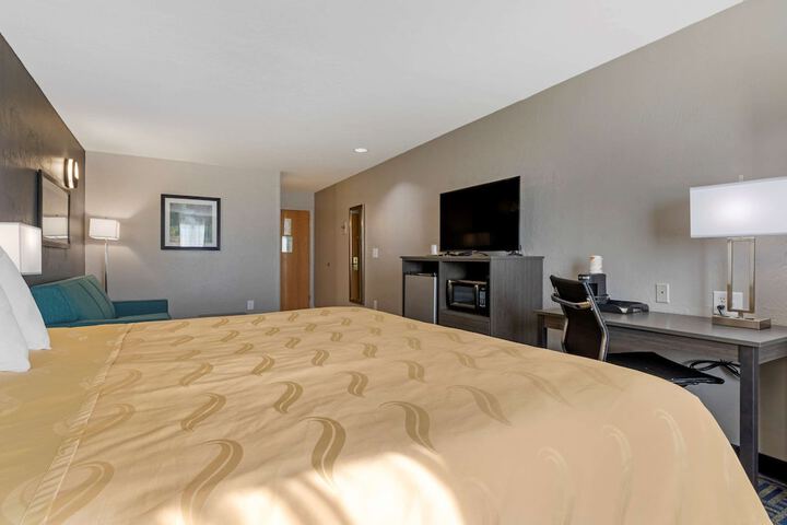 1 King Bed (4 of 7)