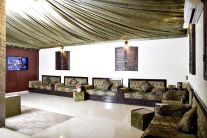 Lounge 18 of 59