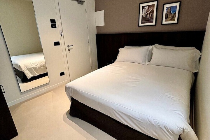 Room 13 of 106