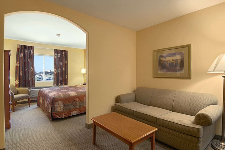 1 King Bed (6 of 32)