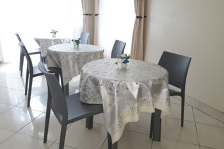 Dining 12 of 22