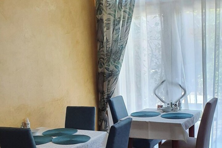 Dining 30 of 62