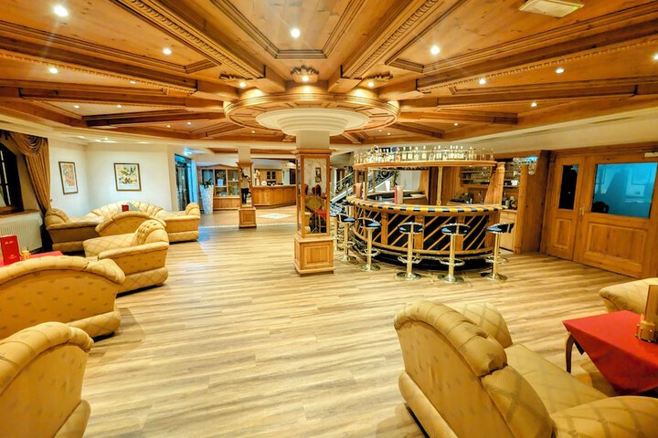 Lounge 30 of 43