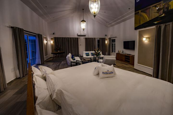 Room 3 of 73