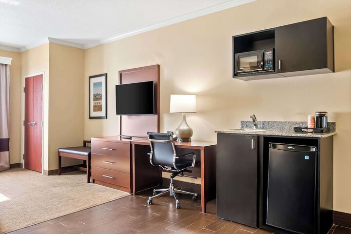 1 King Bed Suite (9 of 13)