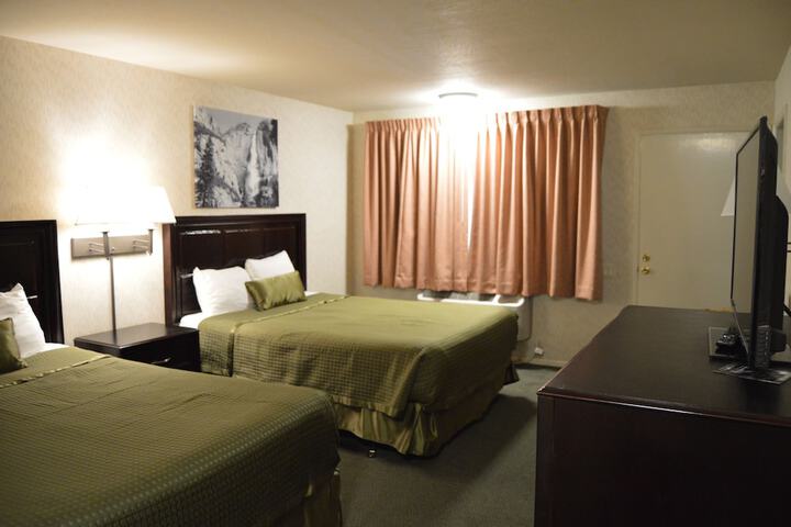 2 Queen Beds (15 of 18)