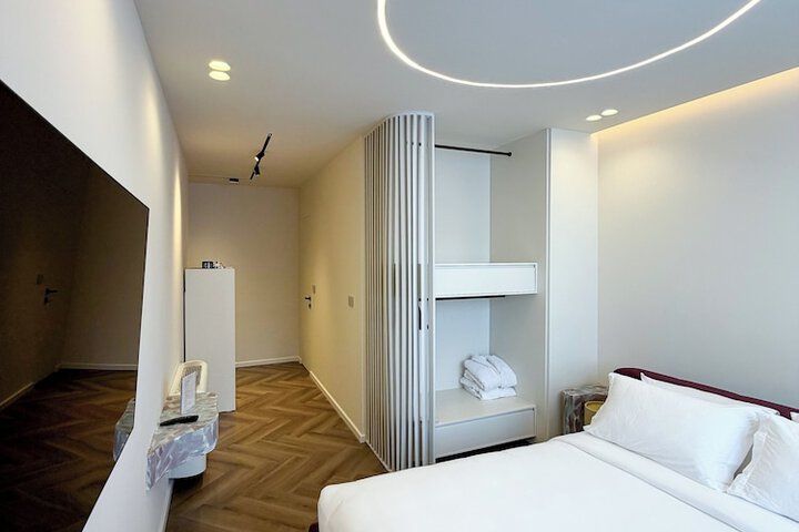 Room 27 of 104