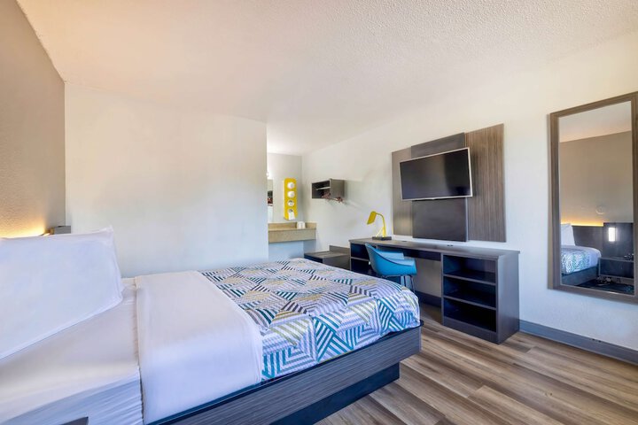 Deluxe Queen Bed (1 of 7)