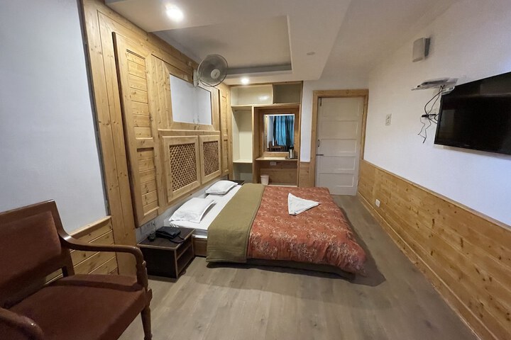 Room 4 of 50