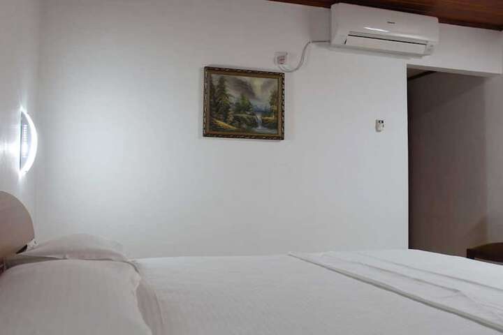 Room 7 of 84