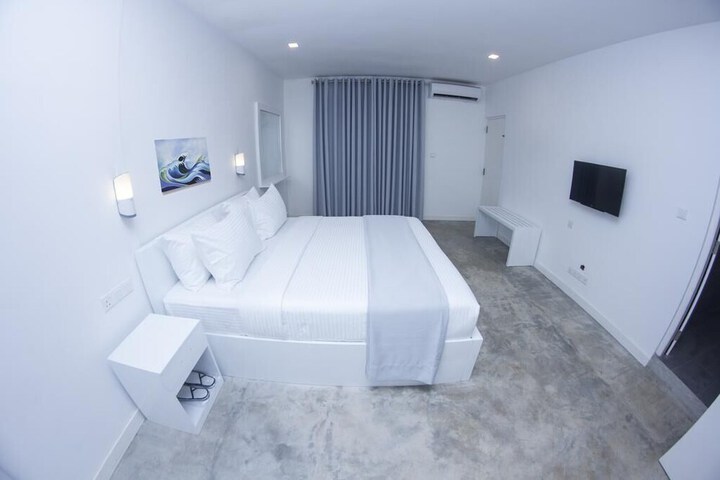 Room 12 of 25