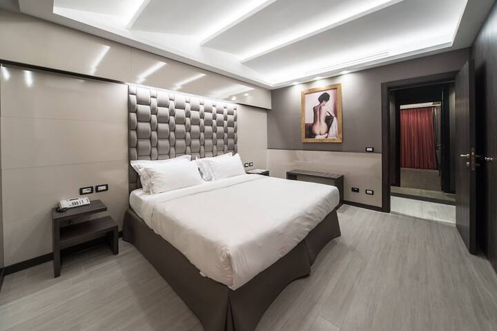 Room 5 of 68