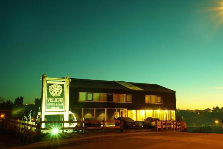 HOTEL & CAFE VELICHE