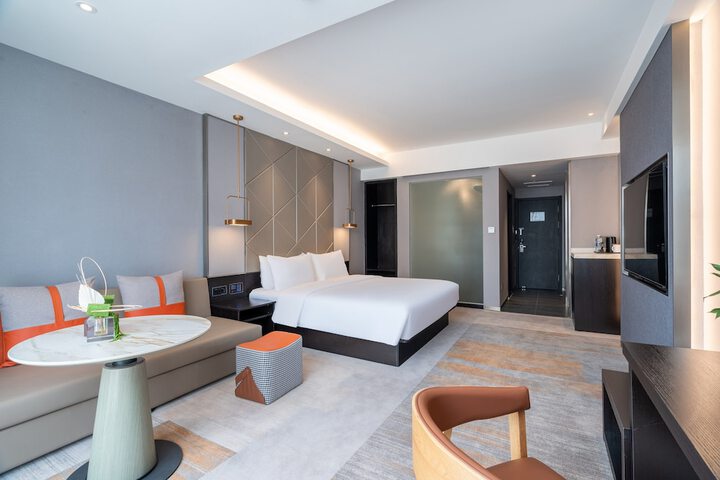 Room 14 of 33