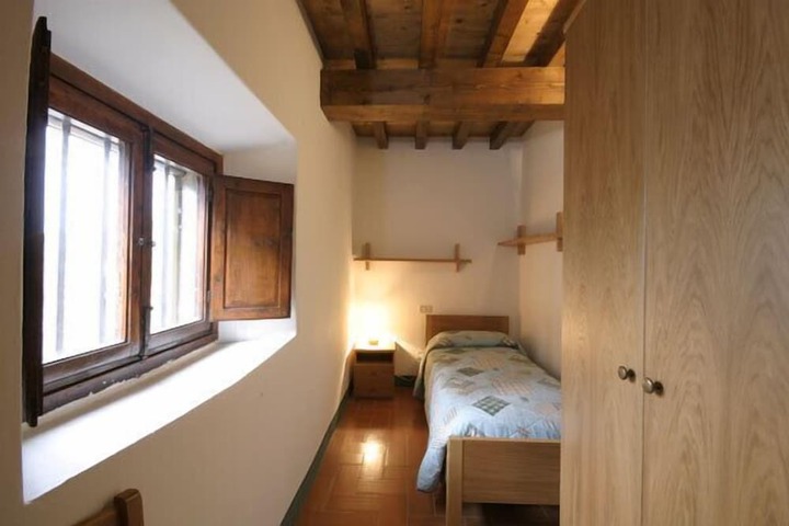 Room 10 of 48