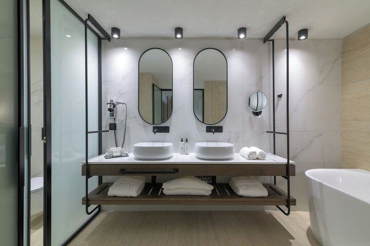 Room 100 of 295