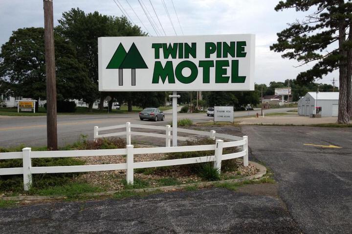 Twin Pine Motel