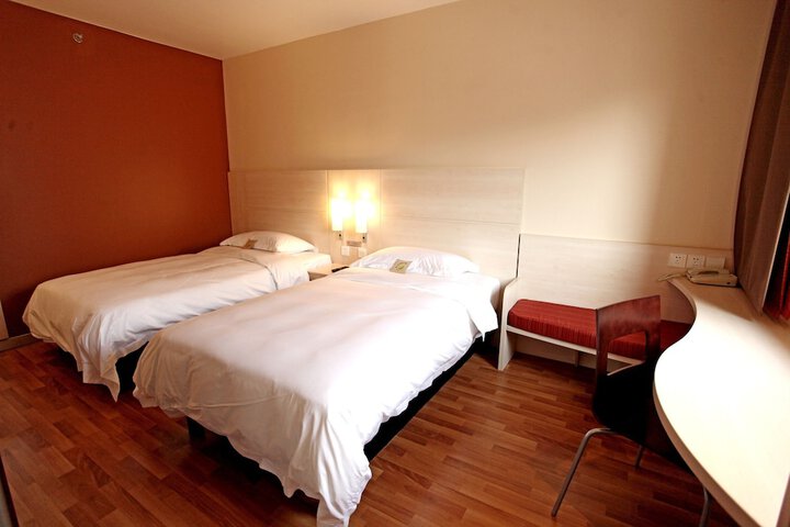 Room 3 of 40