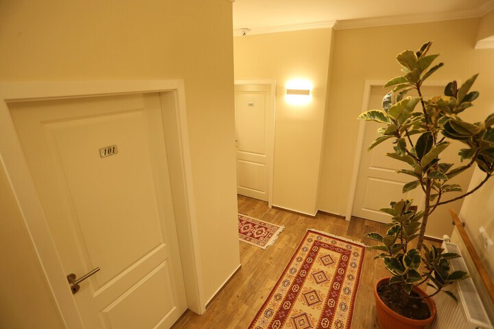 Ballroom/Hall 18 of 24
