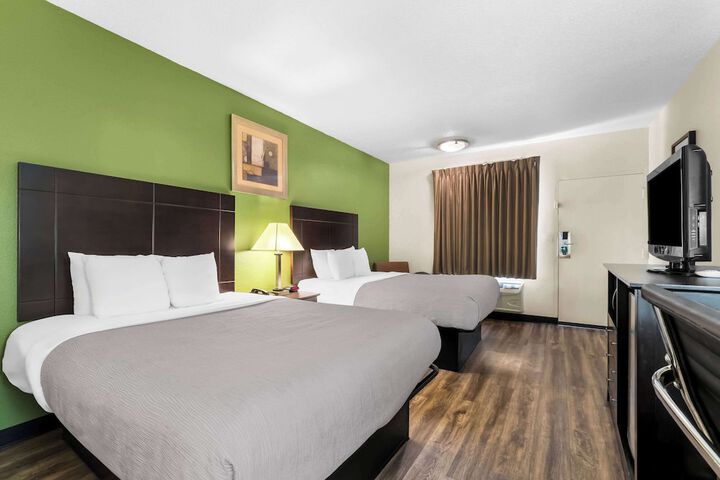 1 Queen Bed (7 of 15)