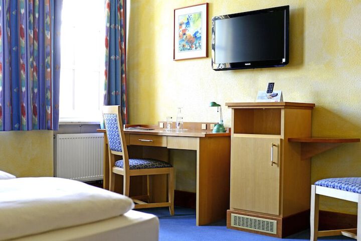 Room 8 of 35