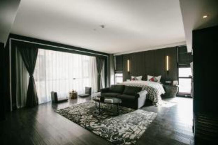 Room 7 of 9
