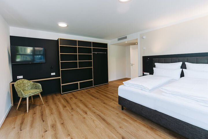 Room 9 of 28