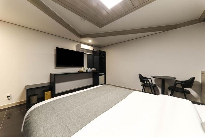 Room 12 of 42
