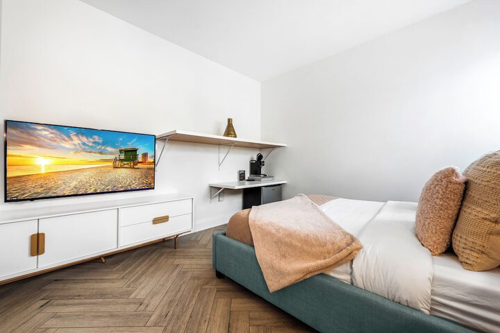 Modern Superior 2 Queen Beds (8 of 40)