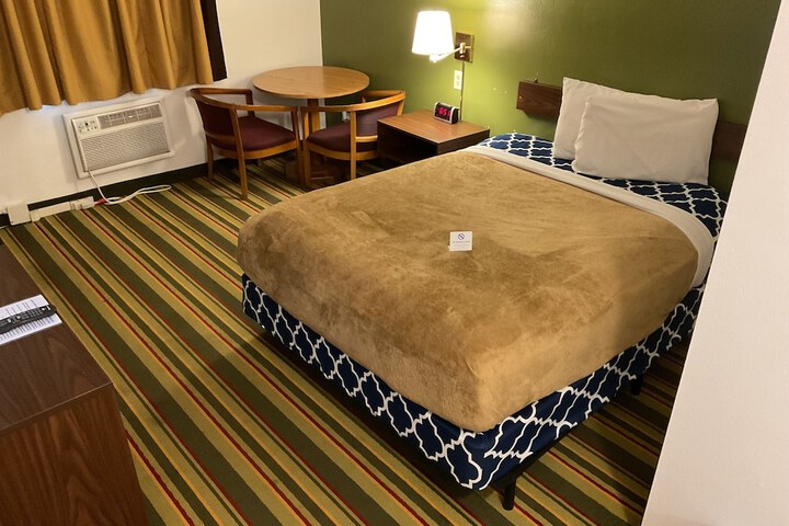 1 Queen Bed (9 of 12)
