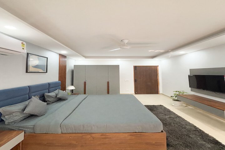 Room 2 of 25